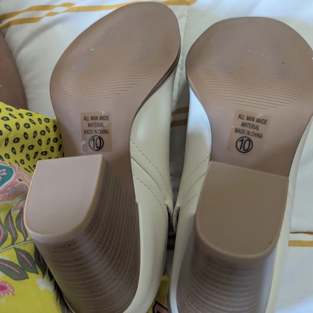 SODA GAMEY Almond Toe, V Cut, Slip On Ankle Booty Shooty Size 10